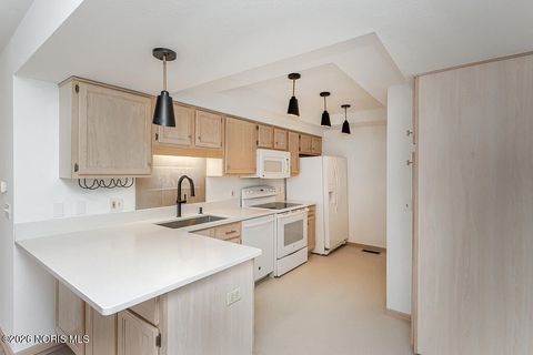 Tiny photo for 45 W Foxgate Circle, Bowling Green, OH 43402 (MLS # 10003745)