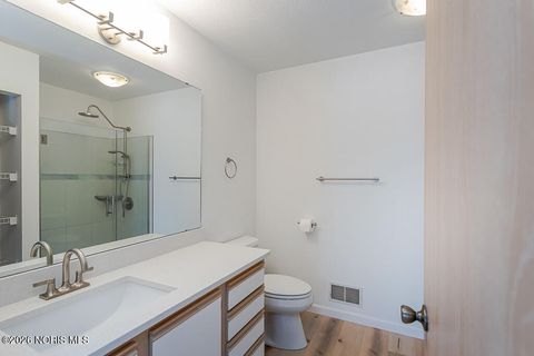 Tiny photo for 45 W Foxgate Circle, Bowling Green, OH 43402 (MLS # 10003745)