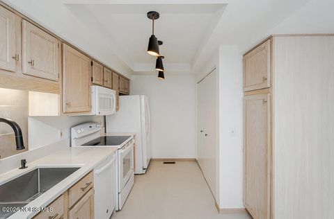 Tiny photo for 45 W Foxgate Circle, Bowling Green, OH 43402 (MLS # 10003745)