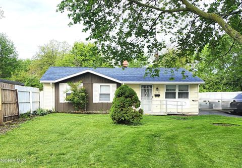 Tiny photo for 1039 Cherry Street, Fostoria, OH 44830 (MLS # 10007339)