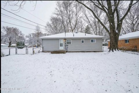 Tiny photo for 552 Wyman Street, Toledo, OH 43609 (MLS # 10003796)