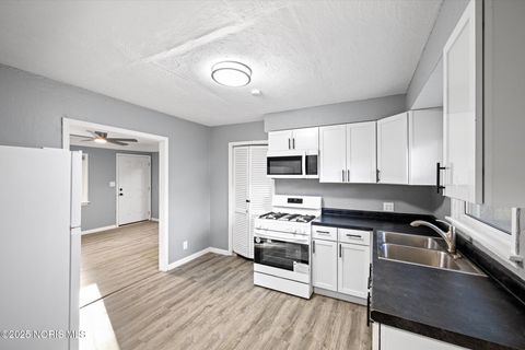 Tiny photo for 552 Wyman Street, Toledo, OH 43609 (MLS # 10003796)