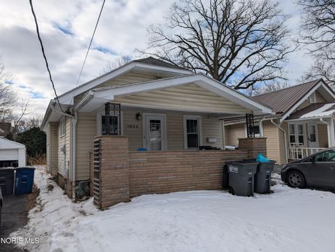 Photo of 1833 Wychwood Street, Toledo, OH 43613 (MLS # 10004315)