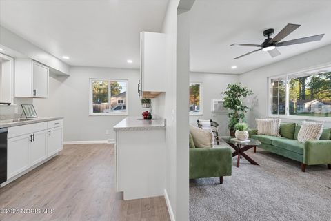 Tiny photo for 827 Saturn Drive, Toledo, OH 43615 (MLS # 10000159)