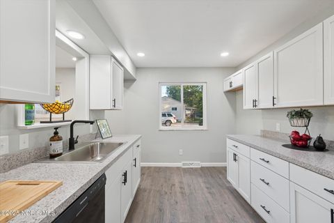 Tiny photo for 827 Saturn Drive, Toledo, OH 43615 (MLS # 10000159)