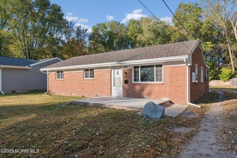 Tiny photo for 827 Saturn Drive, Toledo, OH 43615 (MLS # 10000159)