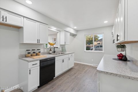 Tiny photo for 827 Saturn Drive, Toledo, OH 43615 (MLS # 10000159)