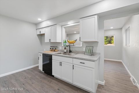 Tiny photo for 827 Saturn Drive, Toledo, OH 43615 (MLS # 10000159)