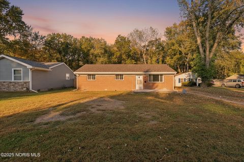 Photo of 827 Saturn Drive, Toledo, OH 43615 (MLS # 10000159)
