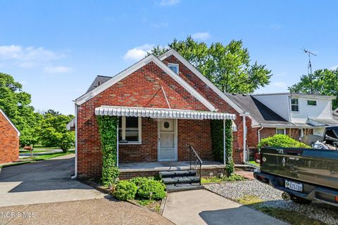 Tiny photo for 2425 River Road, Maumee, OH 43537 (MLS # 10007587)