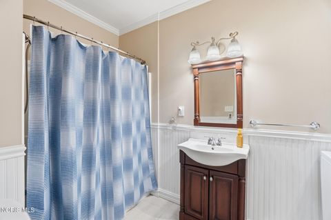 Tiny photo for 409 W Wooster Street, Bowling Green, OH 43402 (MLS # 10006358)