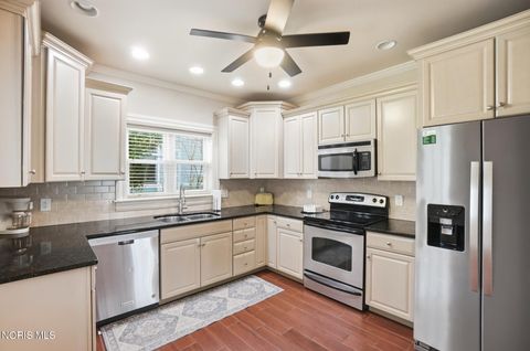 Tiny photo for 409 W Wooster Street, Bowling Green, OH 43402 (MLS # 10006358)