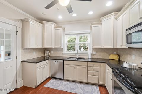 Tiny photo for 409 W Wooster Street, Bowling Green, OH 43402 (MLS # 10006358)