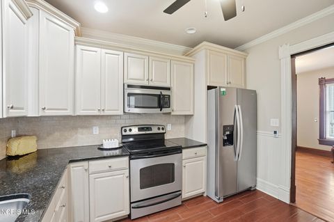 Tiny photo for 409 W Wooster Street, Bowling Green, OH 43402 (MLS # 10006358)