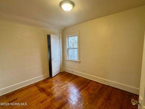 Tiny photo for 330 E Lake Street, Toledo, OH 43608 (MLS # 10002659)