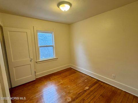 Tiny photo for 330 E Lake Street, Toledo, OH 43608 (MLS # 10002659)