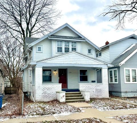 Photo of 330 E Lake Street, Toledo, OH 43608 (MLS # 10002659)
