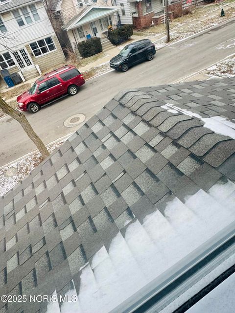 Tiny photo for 330 E Lake Street, Toledo, OH 43608 (MLS # 10002659)