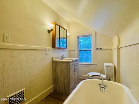 Tiny photo for 330 E Lake Street, Toledo, OH 43608 (MLS # 10002659)