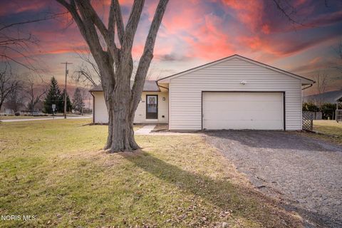 Photo of 384 Southwood Drive, Perrysburg, OH 43551 (MLS # 10004609)