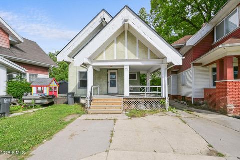 Tiny photo for 303 Hillwood Drive, Toledo, OH 43608 (MLS # 10009400)