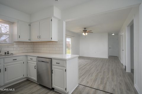 Tiny photo for 56 Easthampton Drive, Oregon, OH 43616 (MLS # 10005035)