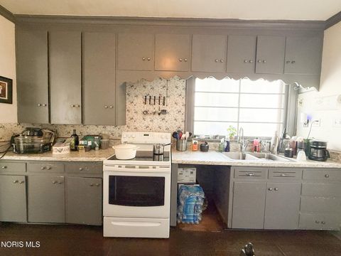 Tiny photo for 2520 Robinwood Avenue, Toledo, OH 43610 (MLS # 10004701)