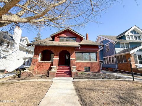 Photo of 2520 Robinwood Avenue, Toledo, OH 43610 (MLS # 10004701)