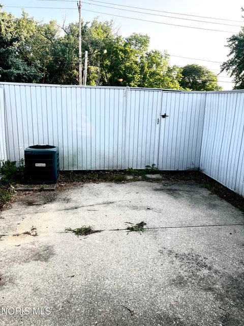Tiny photo for 2516 W Village Drive, Toledo, OH 43614 (MLS # 10010881)