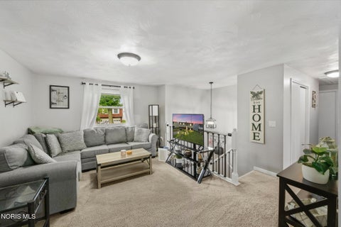 Tiny photo for 1951 Grimes Golden Drive, Toledo, OH 43611 (MLS # 10008960)