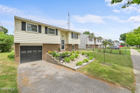 Tiny photo for 1951 Grimes Golden Drive, Toledo, OH 43611 (MLS # 10008960)