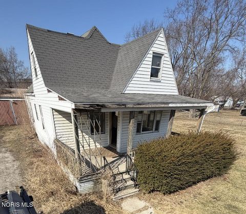 Photo of 2045 La France Street, Oregon, OH 43616 (MLS # 10004646)