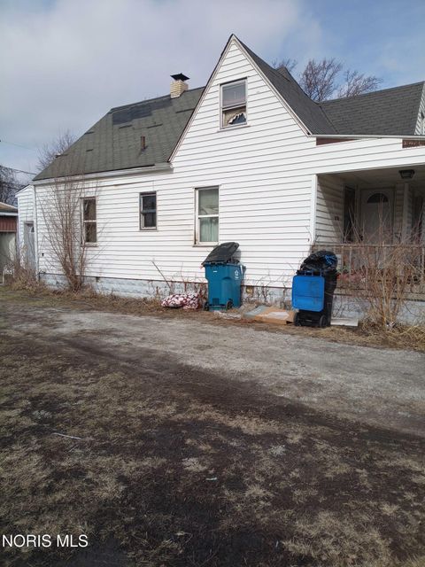 Tiny photo for 2045 La France Street, Oregon, OH 43616 (MLS # 10004646)