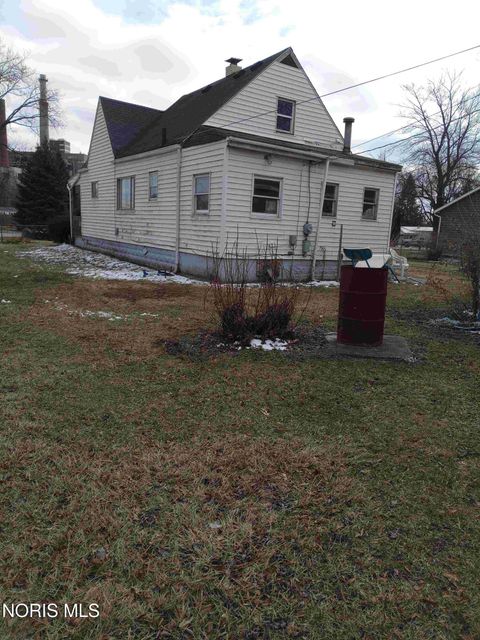 Tiny photo for 2045 La France Street, Oregon, OH 43616 (MLS # 10004646)