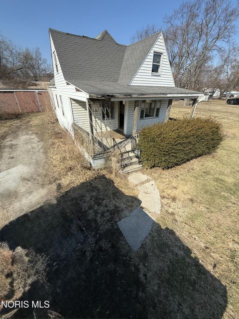 Tiny photo for 2045 La France Street, Oregon, OH 43616 (MLS # 10004646)