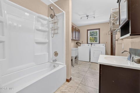 Tiny photo for 120 Biddle Street, Bowling Green, OH 43402 (MLS # 10013320)