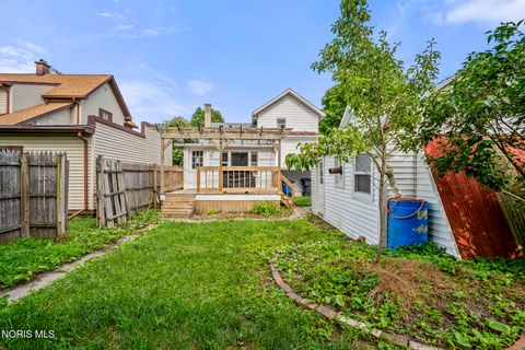 Tiny photo for 216 Buttonwood Avenue, Bowling Green, OH 43402 (MLS # 10010257)