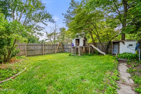 Tiny photo for 216 Buttonwood Avenue, Bowling Green, OH 43402 (MLS # 10010257)