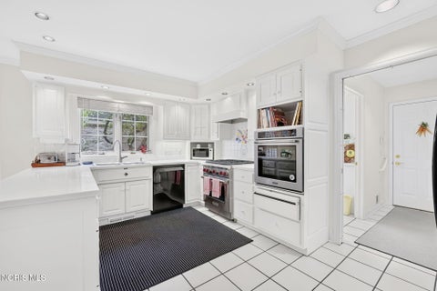 Tiny photo for 23 Exmoor, Ottawa Hills, OH 43615 (MLS # 10013518)