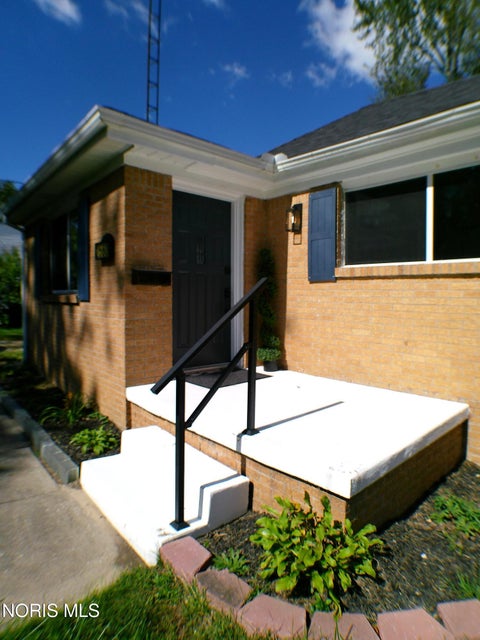 Tiny photo for 2560 Koehler Avenue, Toledo, OH 43613 (MLS # 10014037)