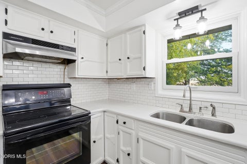 Tiny photo for 15760 Five Point Road, Perrysburg, OH 43551 (MLS # 10014313)