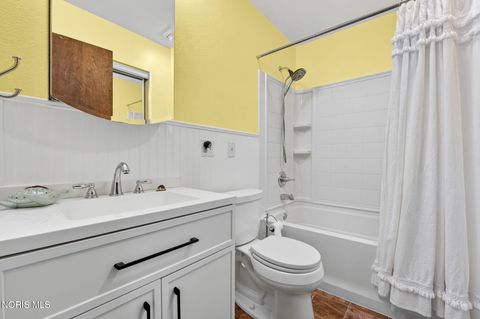 Tiny photo for 3015 Lambert Drive, Toledo, OH 43613 (MLS # 10005426)