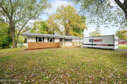 Photo of 2121 Holiday Drive, Swanton, OH 43558 (MLS # 10000598) Photo of 2121 Holiday Drive, Swanton, OH 43558 (MLS # 10000598)