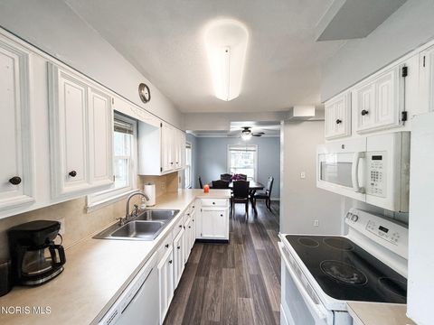Tiny photo for 3243 Northwood Avenue, Toledo, OH 43606 (MLS # 10007188)