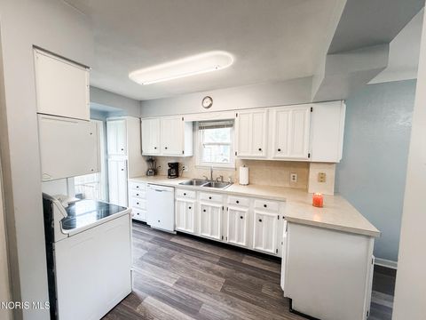 Tiny photo for 3243 Northwood Avenue, Toledo, OH 43606 (MLS # 10007188)