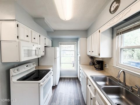 Tiny photo for 3243 Northwood Avenue, Toledo, OH 43606 (MLS # 10007188)