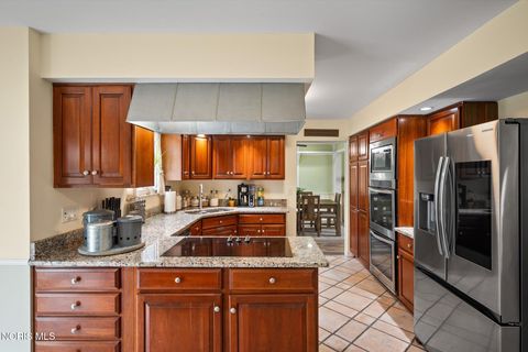 Tiny photo for 6049 Holliday Drive, Toledo, OH 43611 (MLS # 10005373)