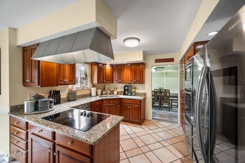 Tiny photo for 6049 Holliday Drive, Toledo, OH 43611 (MLS # 10005373)