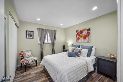 Tiny photo for 6049 Holliday Drive, Toledo, OH 43611 (MLS # 10005373)