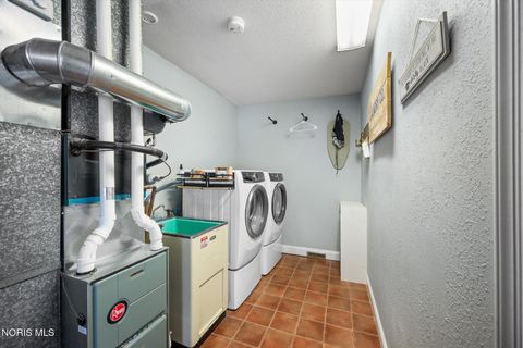 Tiny photo for 6049 Holliday Drive, Toledo, OH 43611 (MLS # 10005373)